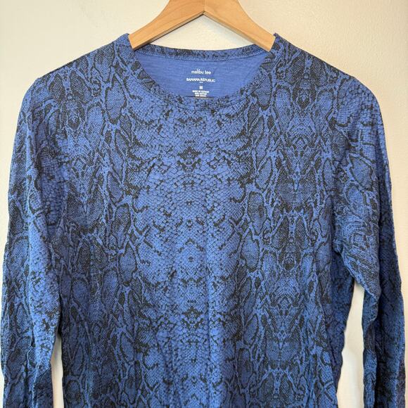 Banana Republic Malibu Tee Long Sleeve Snake Print Shirt Blue Size Medium - Picture 2 of 4